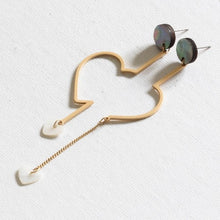 画像をギャラリービューアに読み込む, 【big metal】Corinアシンメトリックシェルハートピアス